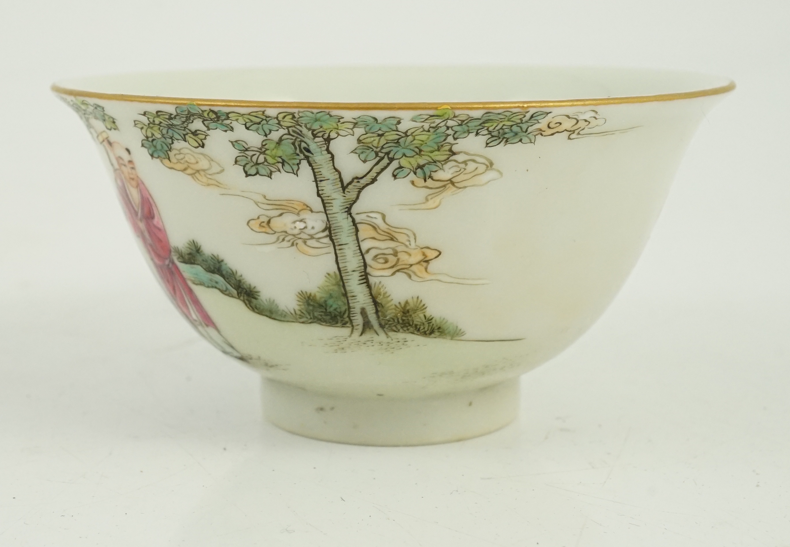 A Chinese famille rose tea bowl, 8cm diameter